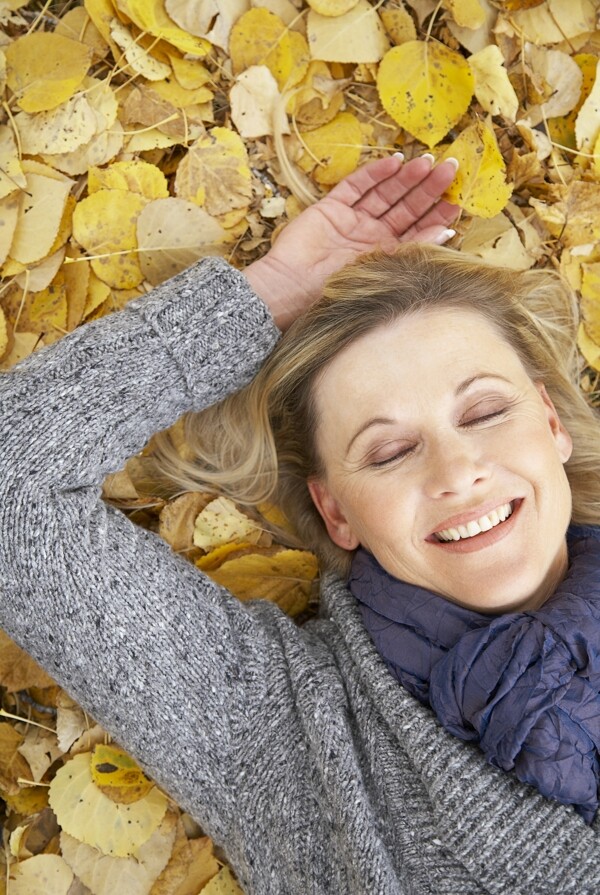 躺地树叶上的女人图片