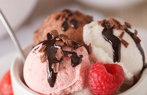 覆盆子巧克力冰淇淋图片