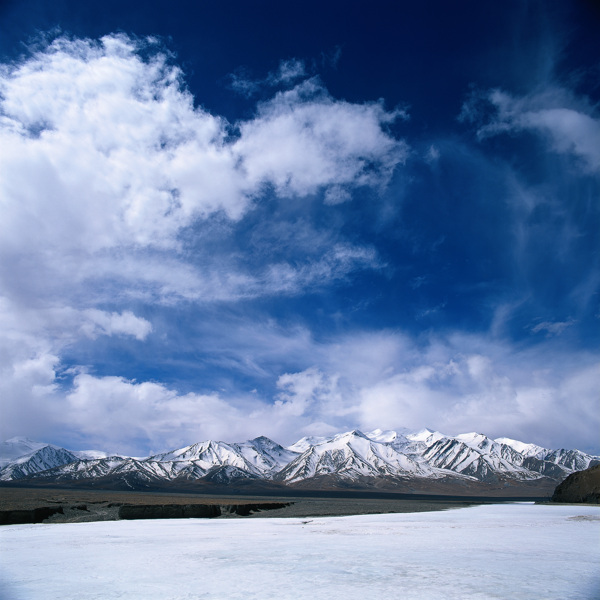 天空雪山图片