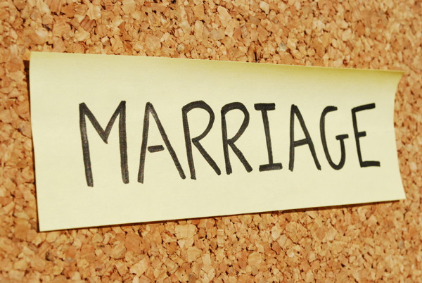 婚姻的关键词在软木板