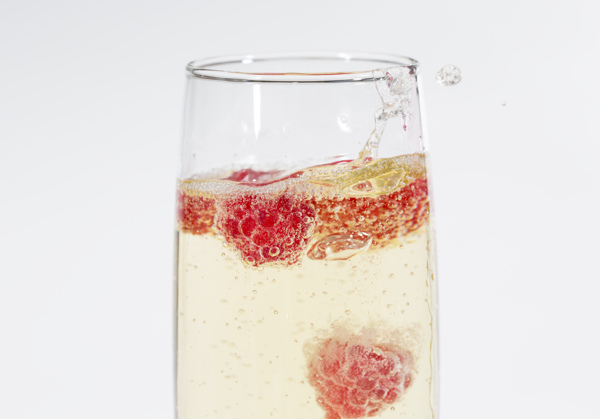 草莓酒花酒杯图片