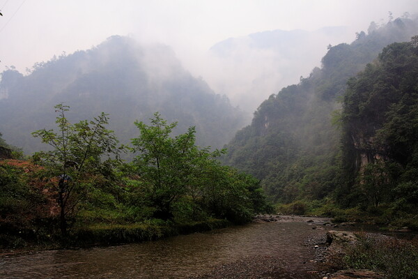 山中秋雨图片