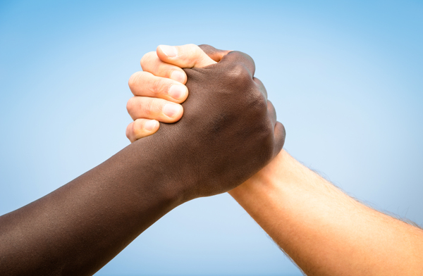 握手合作的黑人与白人手势图片