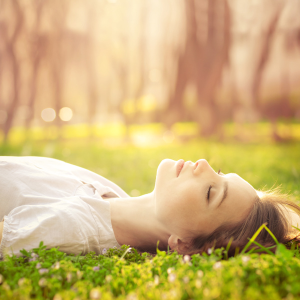 躺在草地上休息的美女图片