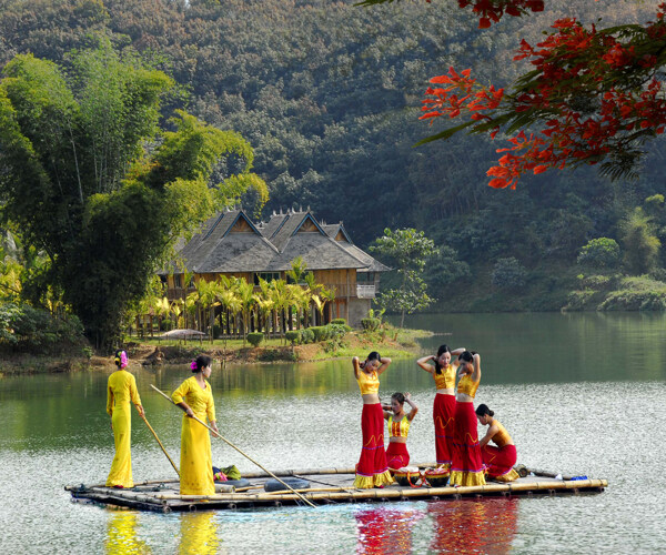 傣家美女竹船图片