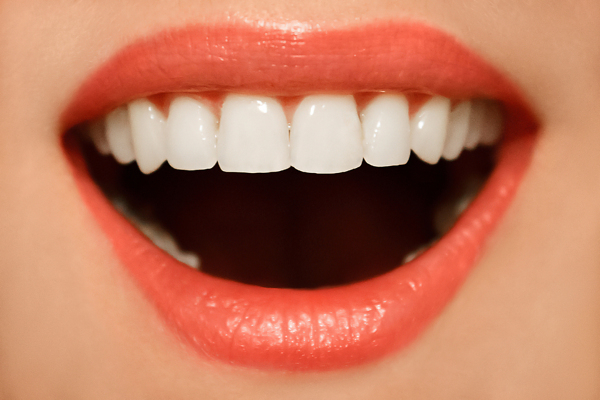 唇红齿白的微笑健康牙齿图片