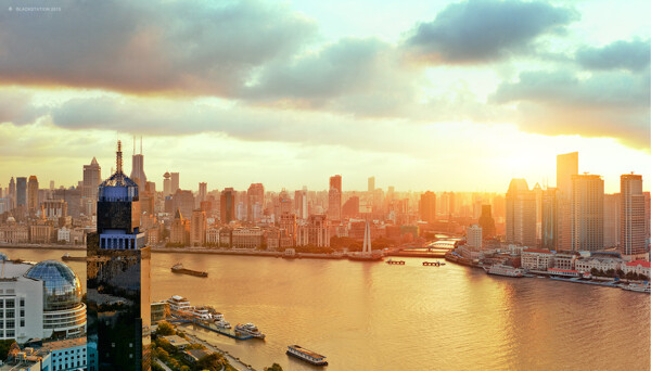 绚丽的色彩显得此时的香港特别美