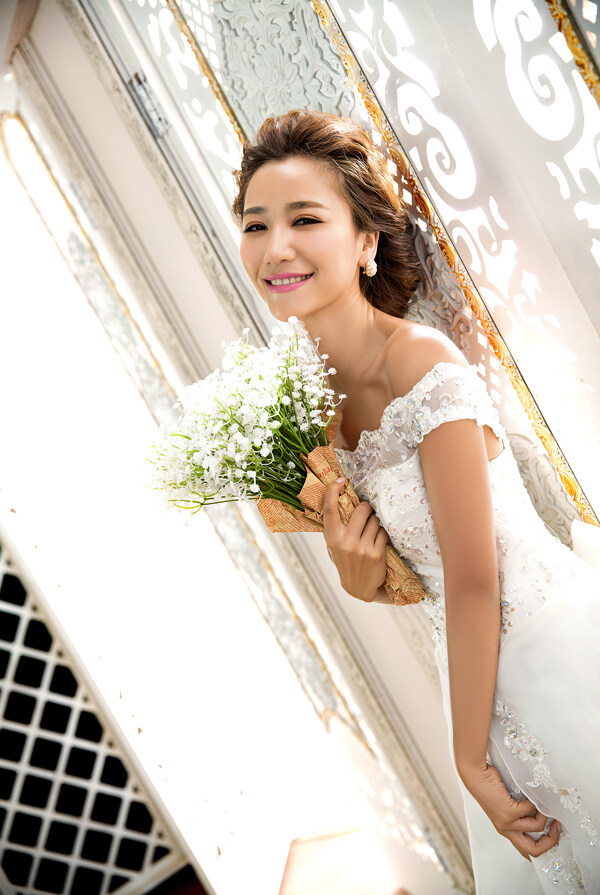 拿着花束开心的新娘图片