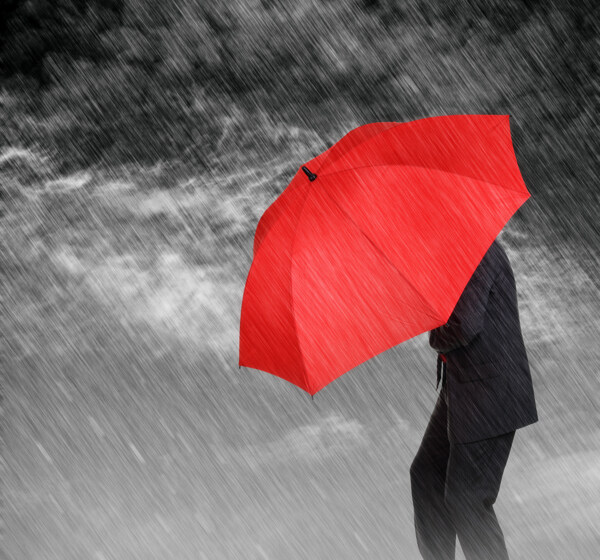 雨中打着红色雨伞的男人图片