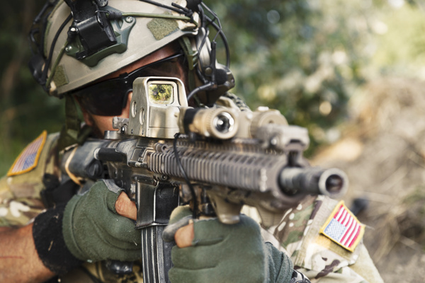 开枪射击的美国大兵图片