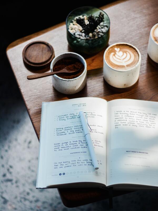 书桌上的咖啡和书籍