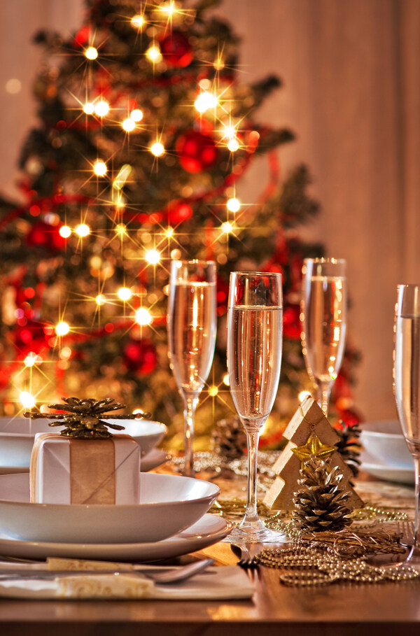 圣诞节新年礼物与香槟图片
