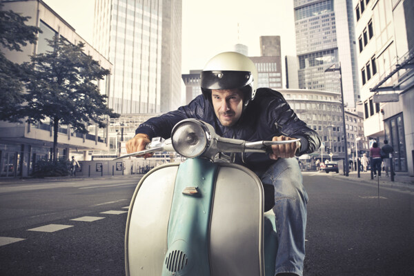 公路上骑摩托车的男人图片