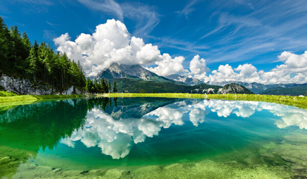 蓝天白云与湖泊风景