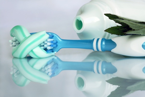 牙刷上的牙膏图片