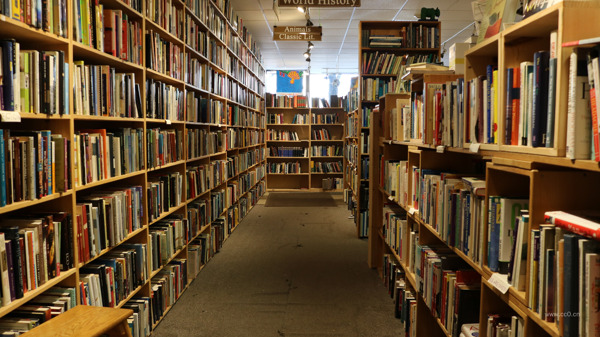 图书馆的书架
