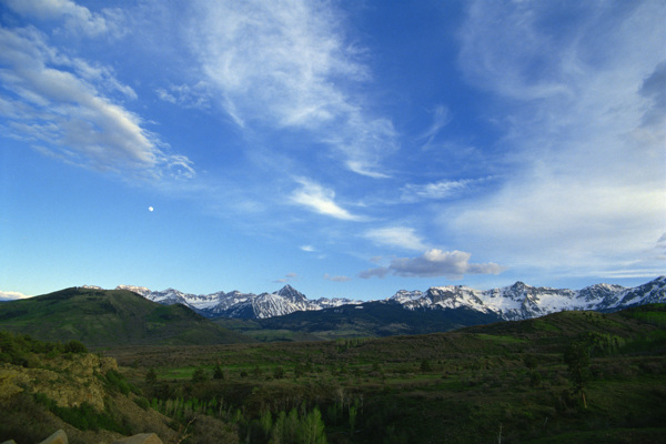 蓝天下的高原风景图片