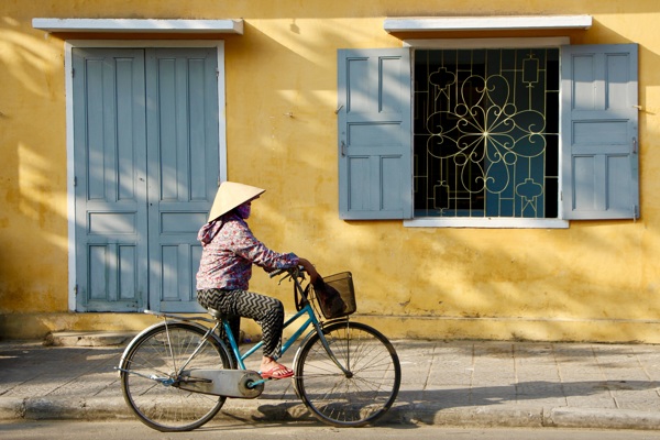骑着自行车的东南亚女人