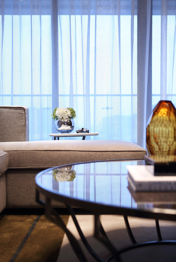 现代简约客厅沙发茶几窗帘装修效果图