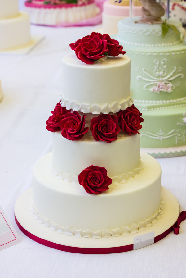 多层生日蛋糕和玫瑰花图片