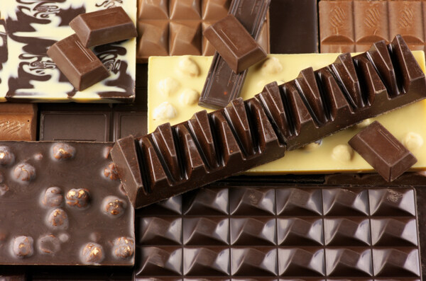 平铺的巧克力块图片