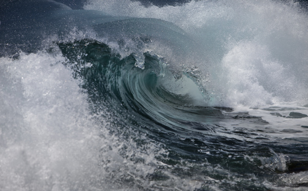 海水巨浪浪花图片