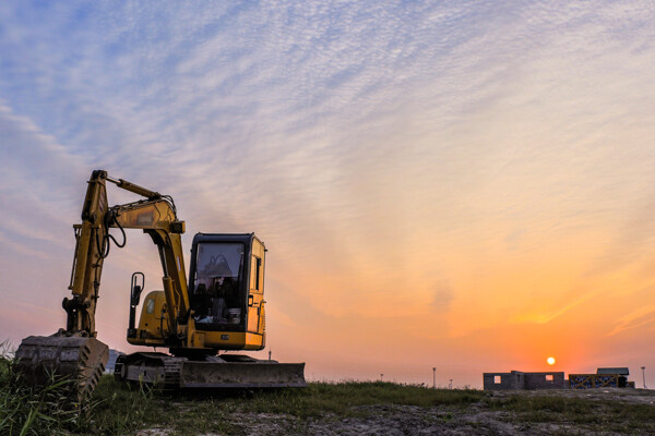 夕阳与挖掘机