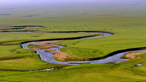草原上的河流美景图片