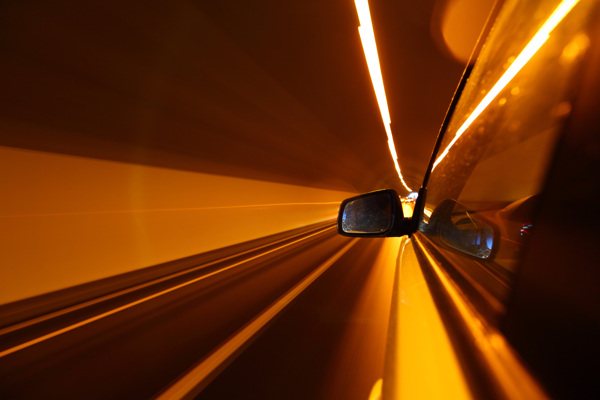 隧道中行驶的汽车图片