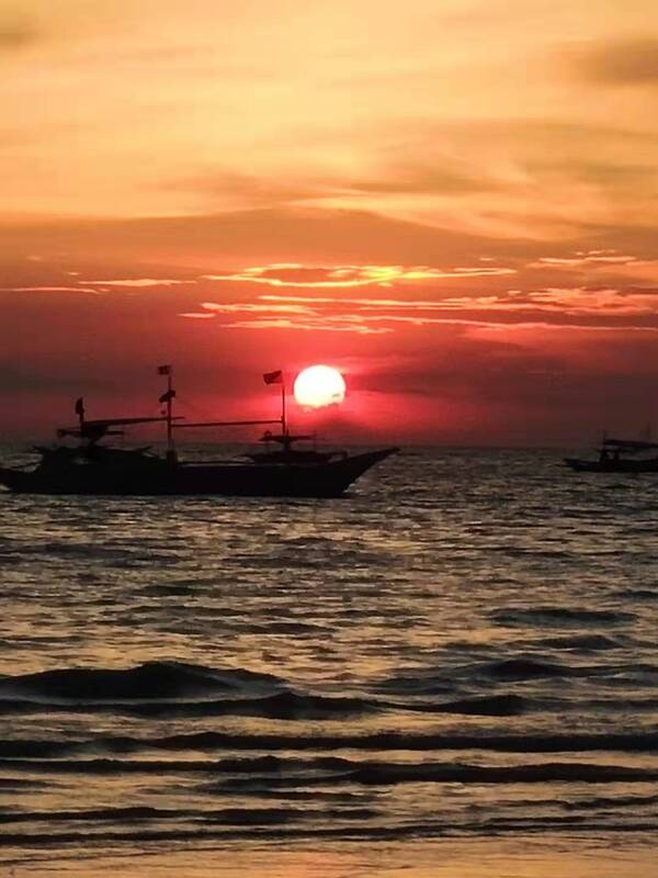 夕阳下的海上轮船图片