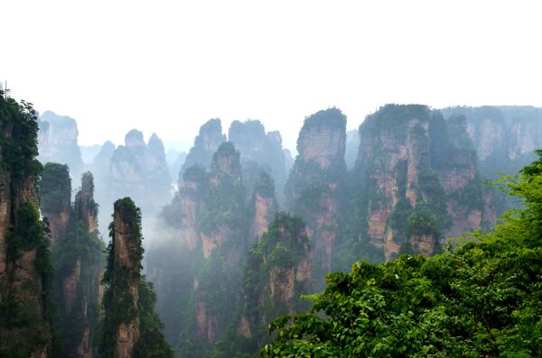 张家界云雾雨后图片