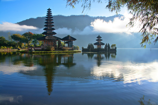 美丽塔与湖泊风景