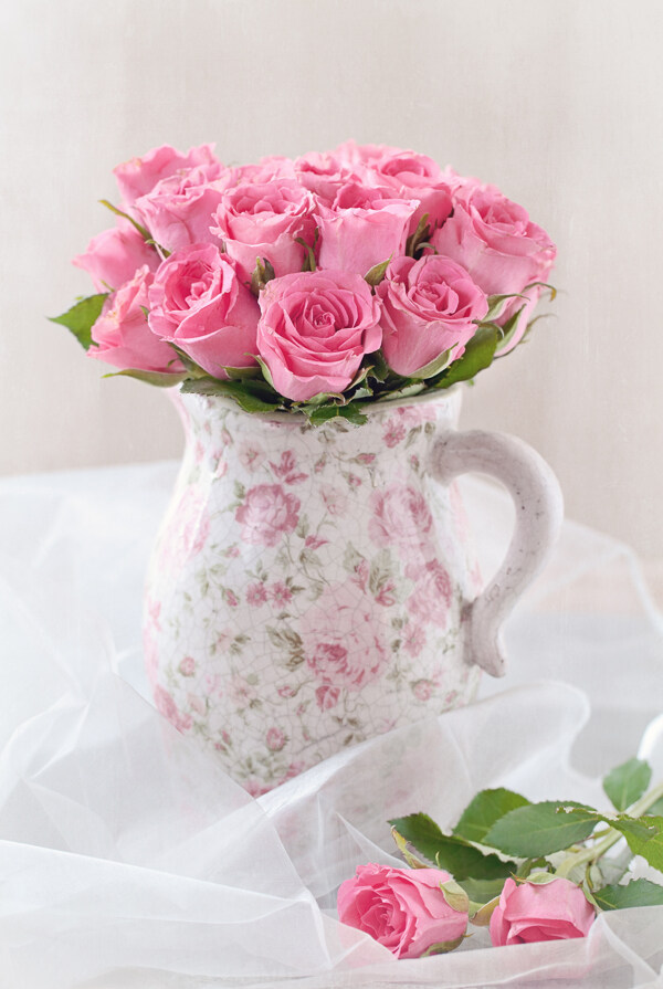 粉色玫瑰花插花图片