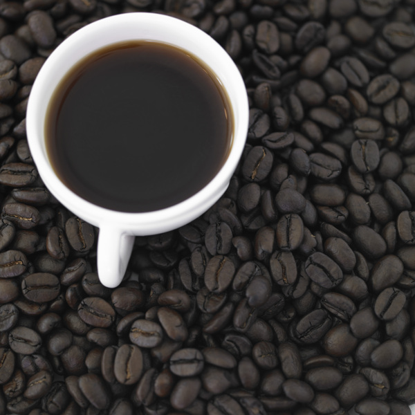 咖啡豆上的咖啡特写图片
