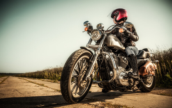 道路上的摩托车骑士图片