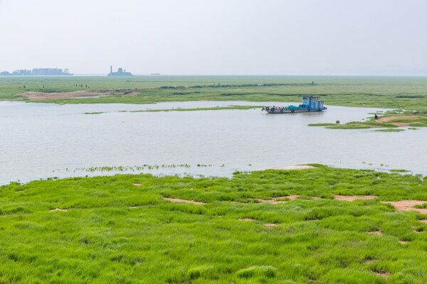 鄱阳湖小船湖草地