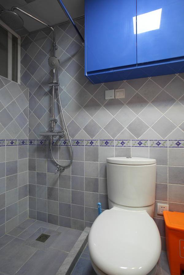 清新简约浴室灰白格子背景墙室内装修效果图