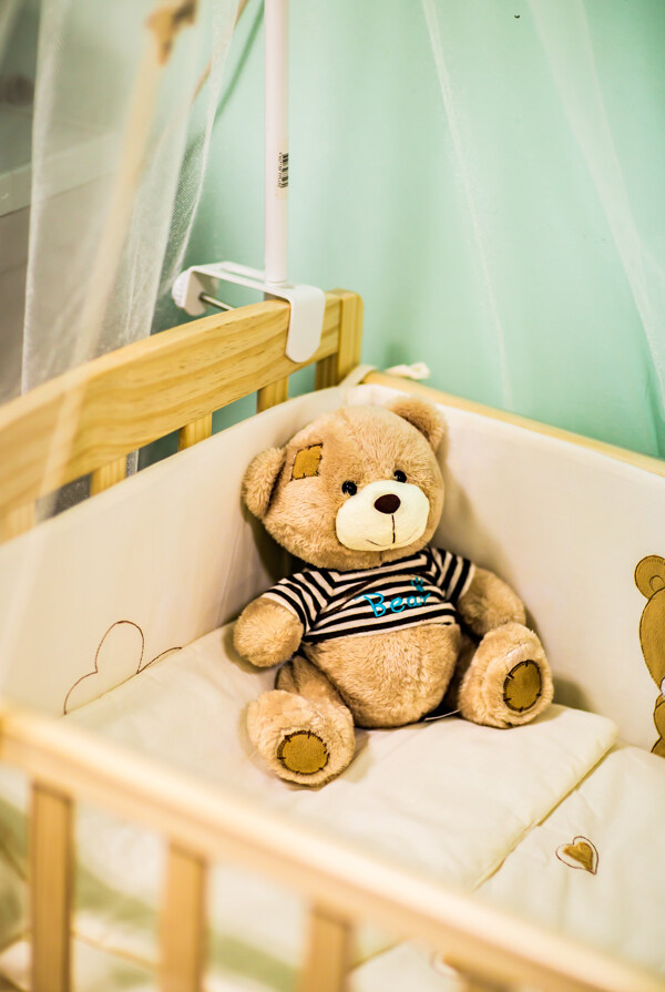 婴儿床里的小熊玩具