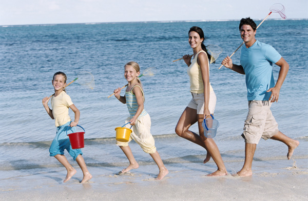 行走在海边的一家人图片