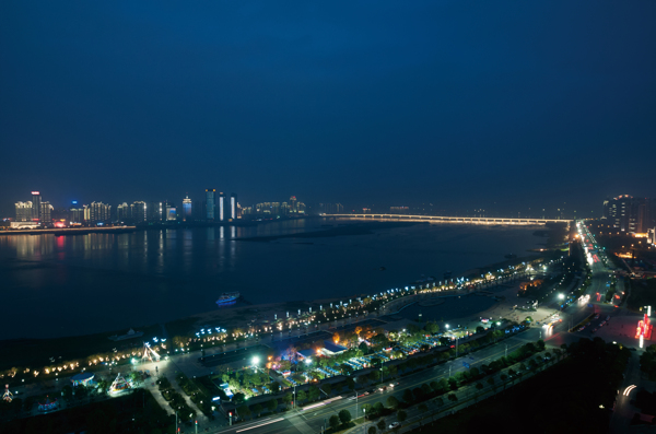 水边建筑夜景图片