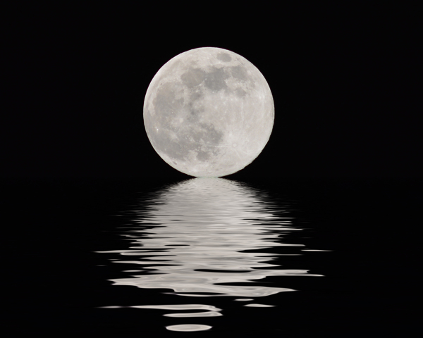 水面倒影月亮