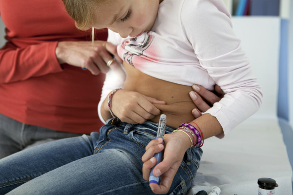 注射胰岛素的儿童图片