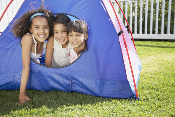帐篷里伸出头来的三个小女孩图片