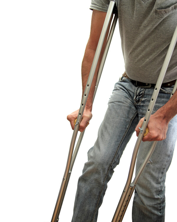 拄拐杖的残疾人摄影图片