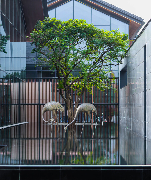 户外仿真玻璃钢雕塑仙鹤假山水池