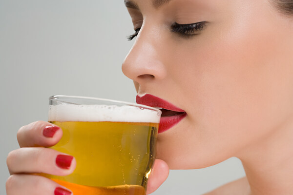 喝啤酒的女人图片