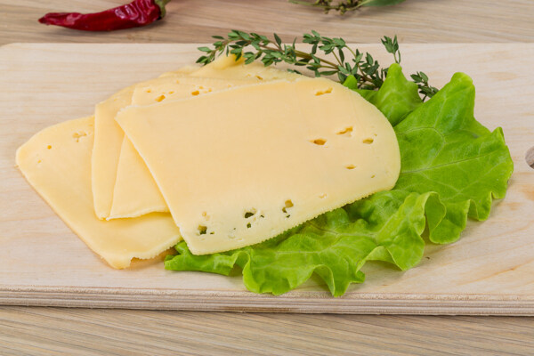 蔬菜上切片的奶酪