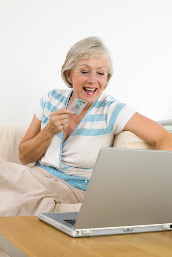 网上购物的老年妇女图片