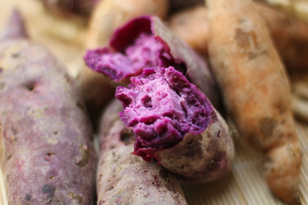 新鲜粉粉紫红薯图片