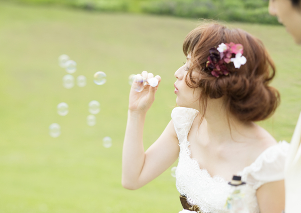 草坪上的新娘在吹泡泡图片